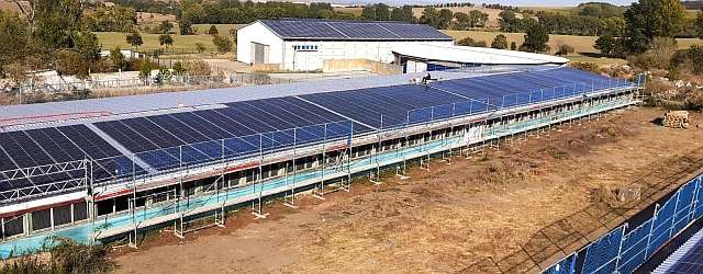Rainer Gaertner veranlasst die Montage der Solarmodule